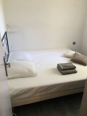 2 bedrooms, iron/ironing board, travel cot, free WiFi