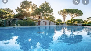 A clear swimming pool with a ladder, surrounded by trees and a stone building. - House ⭐️⭐️⭐️⭐️⭐️ Family only Gassin-St Tropez dream  (Gassin)