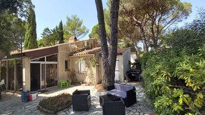 A stone-paved patio with outdoor furniture, a large tree, and a building with a tiled roof. - House ⭐️⭐️⭐️⭐️⭐️ Family only Gassin-St Tropez dream  (Gassin)