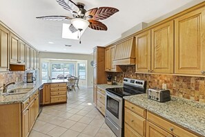 Rumah, Beberapa Tempat Tidur (Pet-friendly waterfront home steps to) | Dapur pribadi