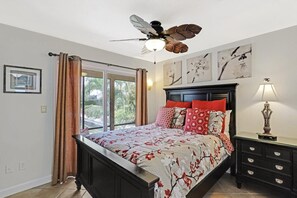 6 bedrooms - Pet-friendly Waterfront Home Steps to Beach/pool (Marco Island)