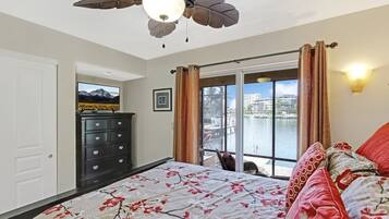 Rumah, Beberapa Tempat Tidur (Pet-friendly waterfront home steps to) | 6 kamar tidur
