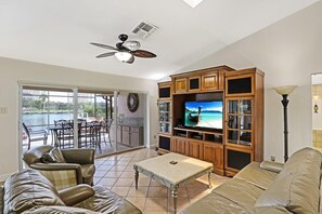 Rumah, Beberapa Tempat Tidur (Pet-friendly waterfront home steps to) | Ruang keluarga