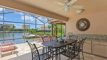 House, Berbilang Katil (Pet-friendly waterfront home steps to) | Pemandangan balkoni