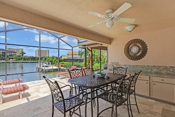 Rumah, Beberapa Tempat Tidur (Pet-friendly waterfront home steps to) | Pemandangan balkon