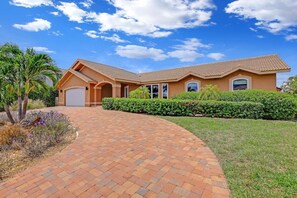 Rumah, Beberapa Tempat Tidur (Pet-friendly waterfront home steps to) | Eksterior