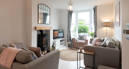 Lakeview : Stylish 4‑Bed Home Near Maelog Lake in Rhosneigr | Managed by Anglesey Holiday Lettings