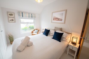 4 bedrooms, iron/ironing board, travel crib, free WiFi - Lakeview : Stylish 4‑Bed Home Near Maelog Lake in Rhosneigr | Managed by Anglesey Holiday Lettings (Rhosneigr)