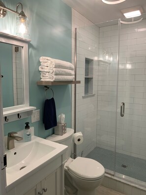 Dusche, Haartrockner, Handtücher, Toilettenpapier