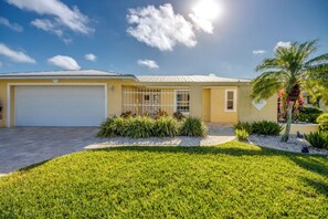 Exterior - Charming Waterfront Pool home with Tiki Hut on the water (Cape Coral)