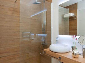 Shower, hair dryer, towels, shampoo - Flamboyant Tree Garden Holiday Home (Playa del Inglés)