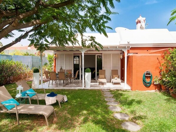 Outdoor dining - Flamboyant Tree Garden Holiday Home (Playa del Inglés)
