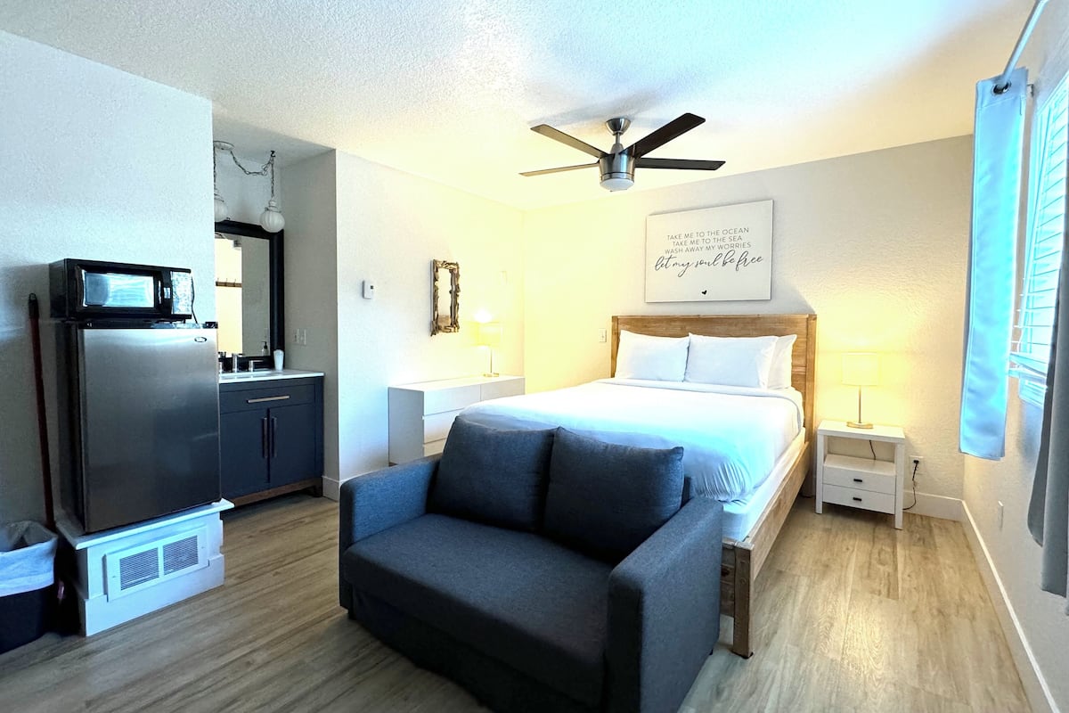 Premier Studio (Unit 12) | 1 bedroom, premium bedding, laptop workspace, iron/ironing board