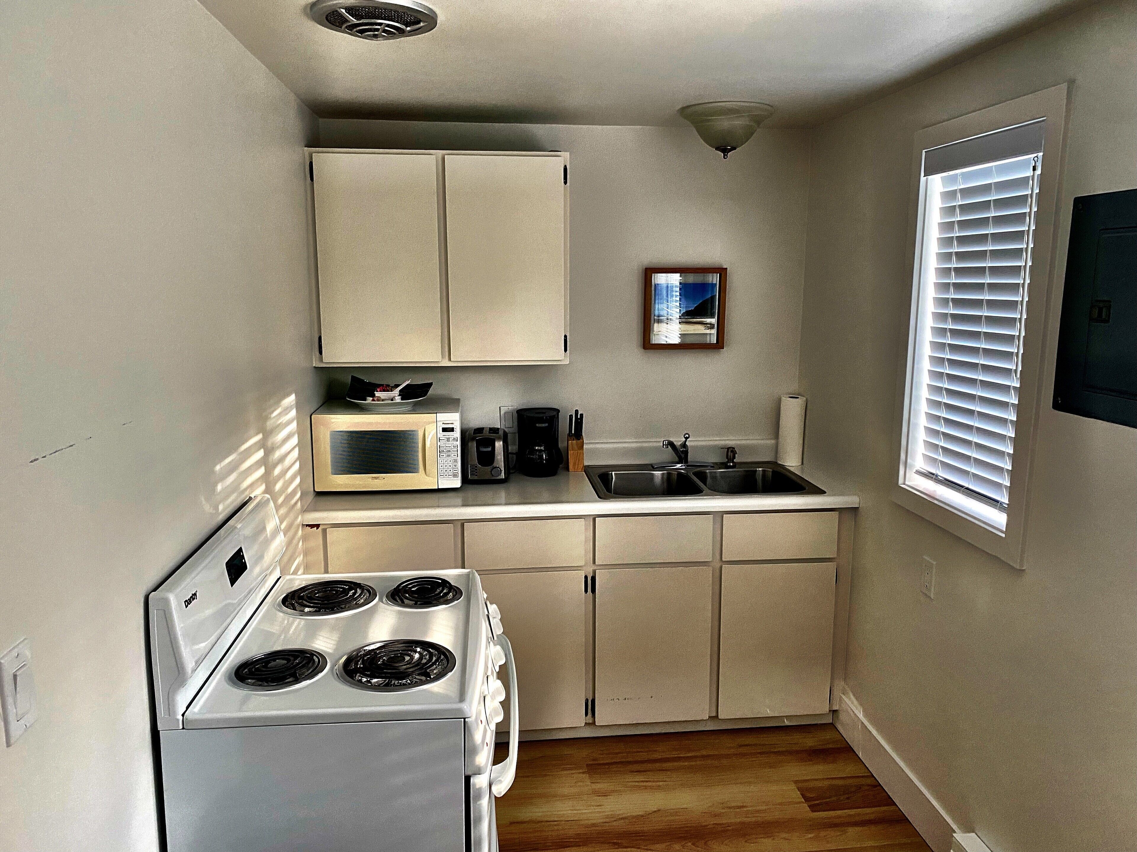 classic suite, 1 bedroom (unit 9) | private kitchen | microwave, coffee/tea maker, freezer, paper towels