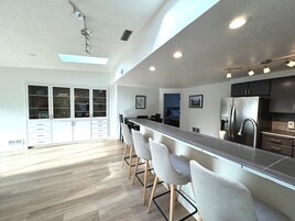 Apartamento família, 2 quartos (Owner's Suite) | Cozinha privada | Micro-ondas, cafeteira/chaleira, freezer, toalhas de papel