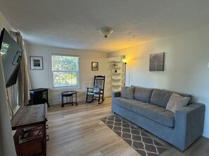 Dog Friendly Family Suite, 1 Bedroom (Unit 11) | Literie de qualité, espace de travail pour ordinateurs portables