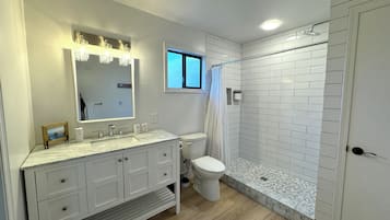 Family Apartment, 2 Bedrooms (Owner's Suite) | Bathroom | Free toiletries, hair dryer, towels, soap