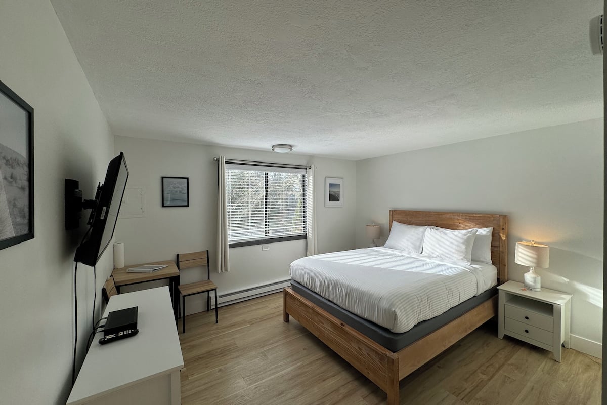 Basic Studio, 1 Queen Bed (Unit 2B) | 1 bedroom, premium bedding, laptop workspace, iron/ironing board