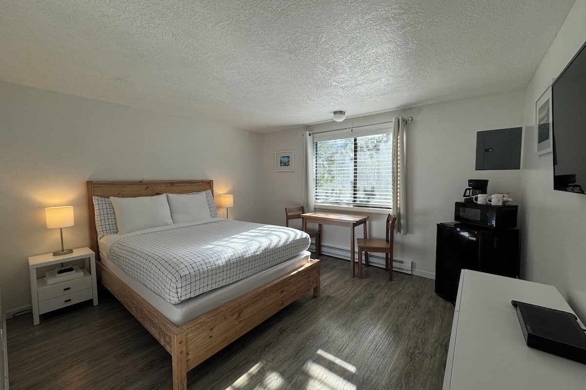 Basic Studio, 1 Queen Bed (Unit 10B) | 1 bedroom, premium bedding, laptop workspace, iron/ironing board