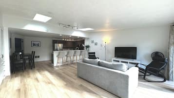 Appartement Familial, 2 chambres (Owner's Suite) | Coin séjour