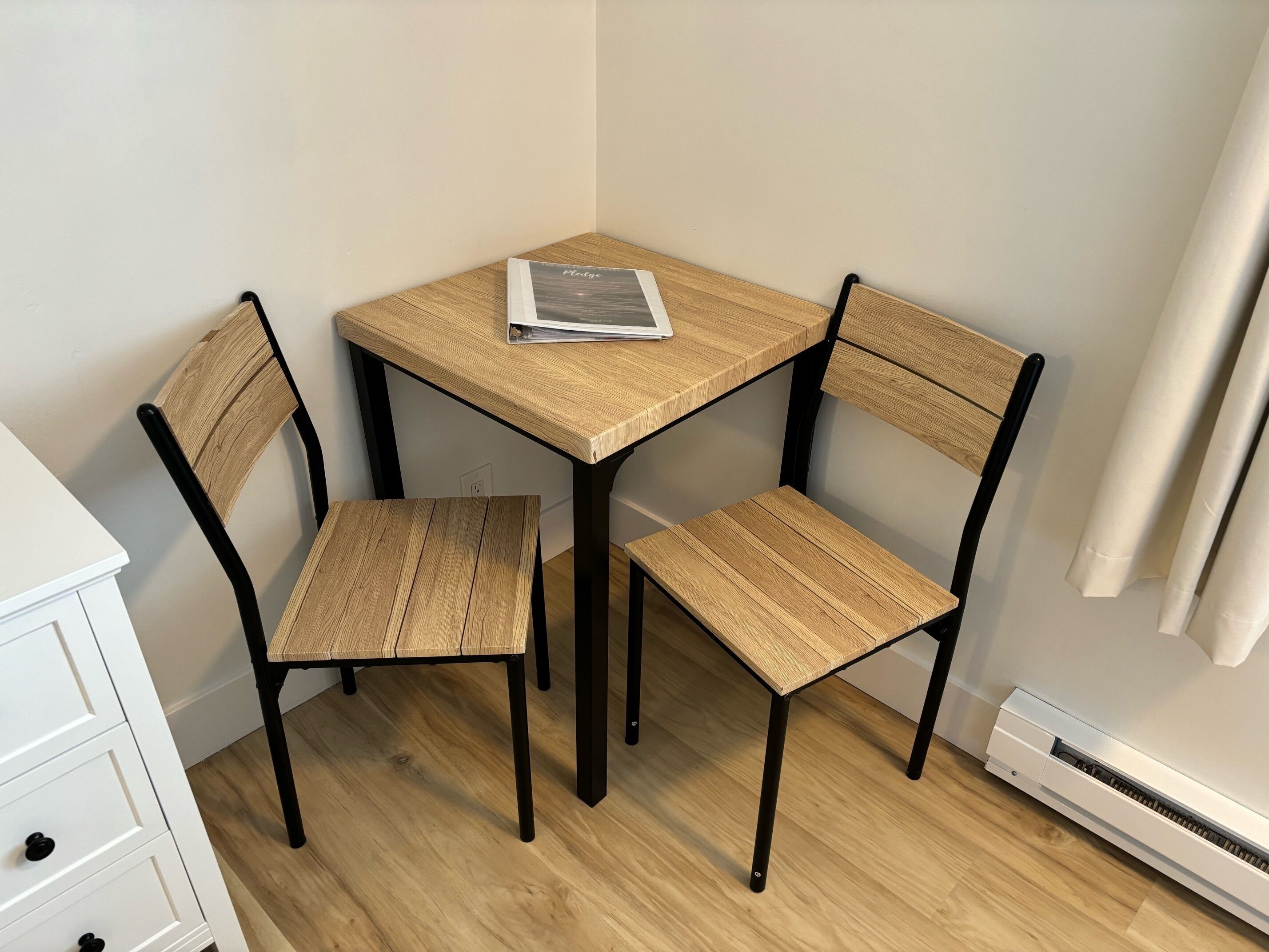 basic studio, 1 queen bed (unit 2b) | in-room dining