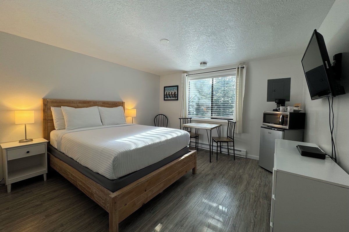 Basic Studio, 1 Queen Bed (Unit 10A) | 1 bedroom, premium bedding, laptop workspace, iron/ironing board