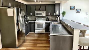 ํจ๋ฐ๋ฆฌ ์ํํธ, ์นจ์ค 2๊ฐ (Owner's Suite) | ์ ์ฉ ์ฃผ๋ฐฉ | ์ ์๋ ์ธ์ง, ์ปคํผ/ํฐ ๋ฉ์ด์ปค, ๋๋๊ณ , ํค์นํ์