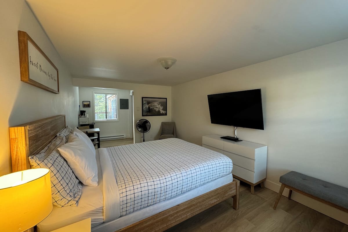 Dog Friendly Studio, 1 Queen Bed (Unit 6) | 1 bedroom, premium bedding, laptop workspace, iron/ironing board