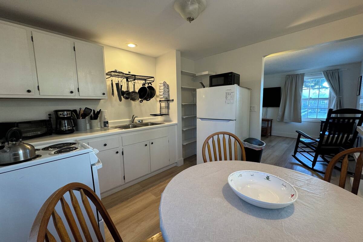 family suite, 1 bedroom (unit 11) | private kitchen | microwave, coffee/tea maker, freezer, paper towels