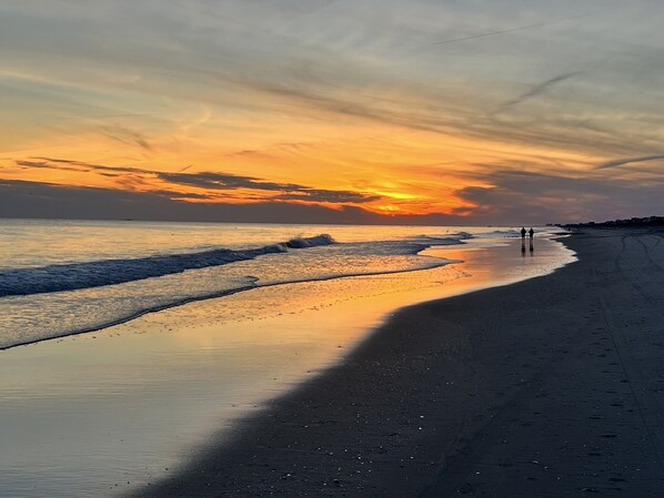 Ranta lähistöllä, aurinkotuoleja