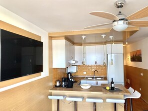 Réfrigérateur, micro-ondes, four, cafetière/bouilloire