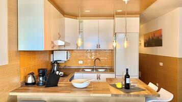 Réfrigérateur, micro-ondes, four, cafetiÚre/bouilloire