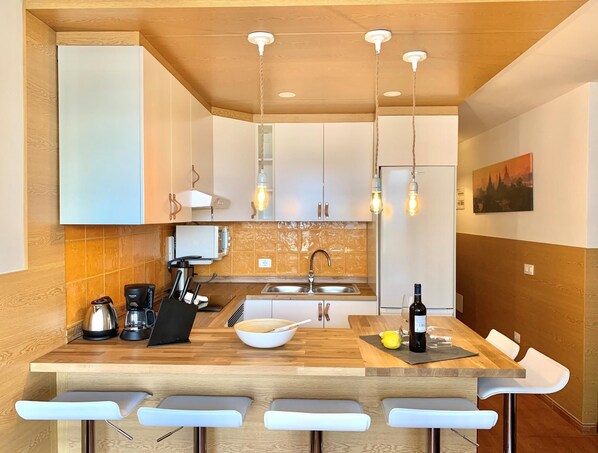 Réfrigérateur, micro-ondes, four, cafetière/bouilloire