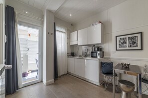 Mikroaaltouuni, liesi, kahvin-/teenkeitin, leivänpaahdin