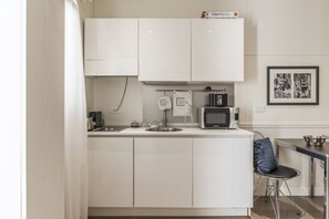 Mikroaaltouuni, liesi, kahvin-/teenkeitin, leivänpaahdin