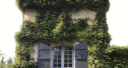 Quiet 2 bedroom/2 bath Pigeonnier along the Canal de Garonne