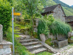 المنطقة المحيطة بالمنشأة