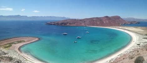 Beach nearby, sun-loungers, beach towels