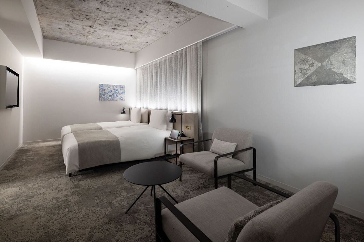 Premium bedding, down comforters, minibar (free items), in-room safe