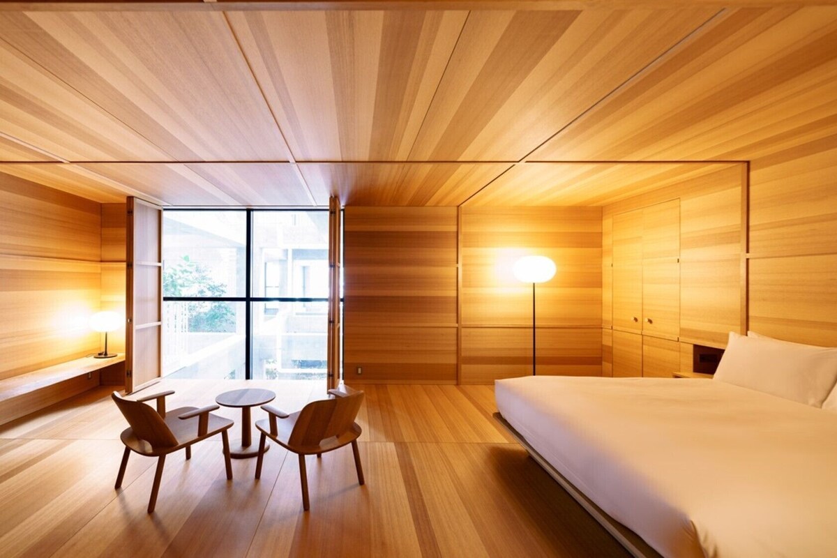 Premium bedding, down comforters, minibar (free items), in-room safe