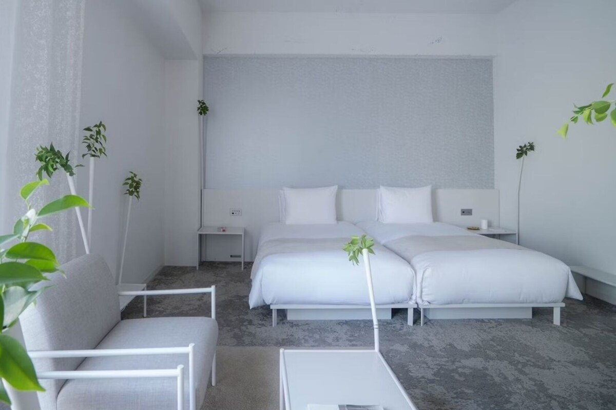 Premium bedding, down comforters, minibar (free items), in-room safe