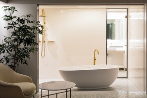 Suite Junior, 1 letto king, non fumatori (Heritage Tower) | Bagno | Vasca e doccia separate, soffione a pioggia, set di cortesia gratuito