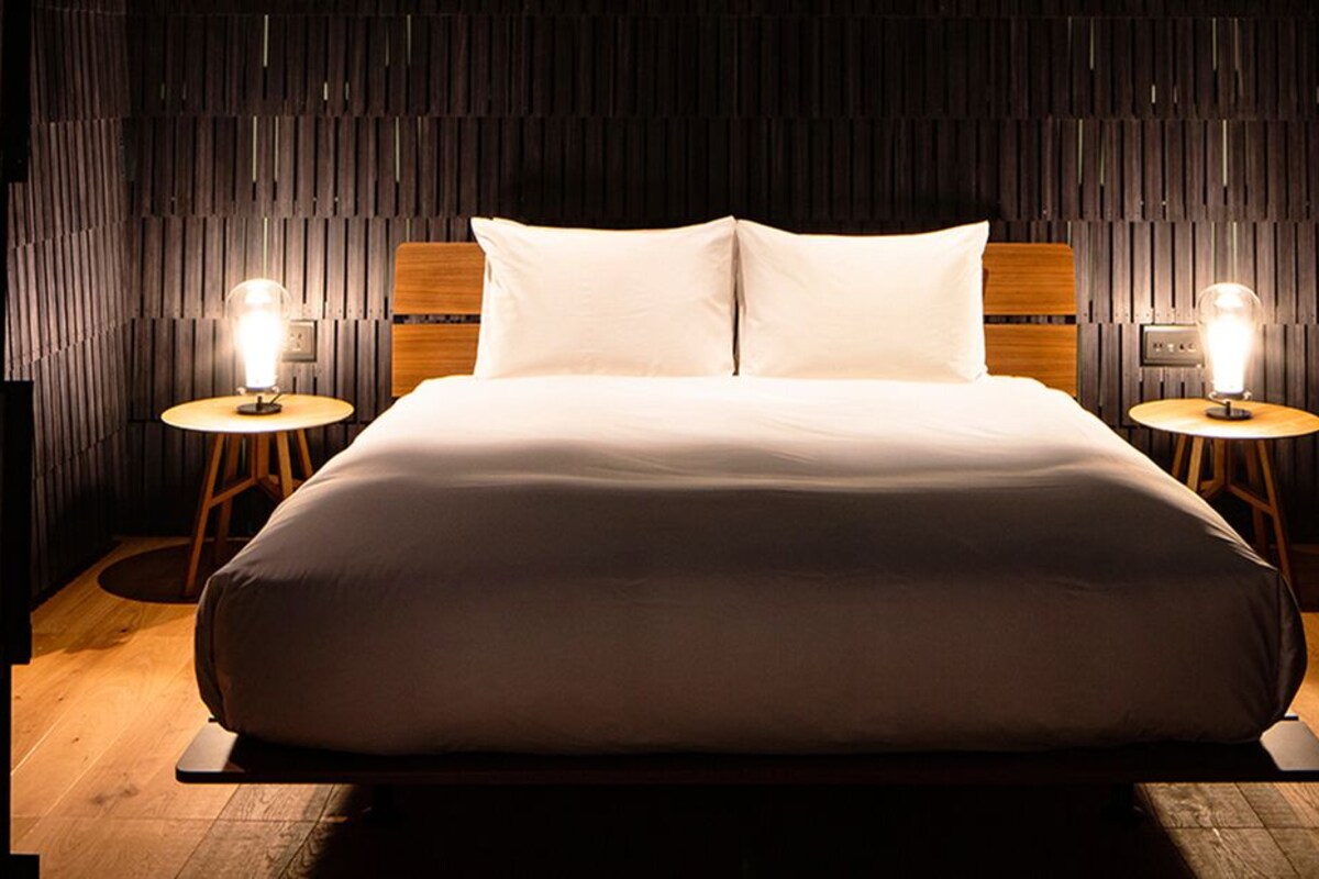 Premium bedding, down comforters, minibar (free items), in-room safe