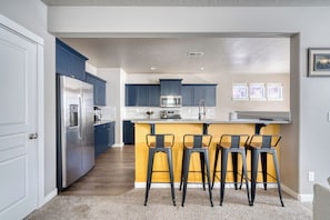 Fridge, microwave, oven, stovetop - DogOk. Large Retreat, 3 King Beds. Fire pit (BEND)