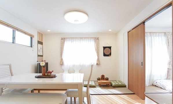 20-Zoll-Flachbildfernseher mit Digitalempfang, Fernseher, Bücher