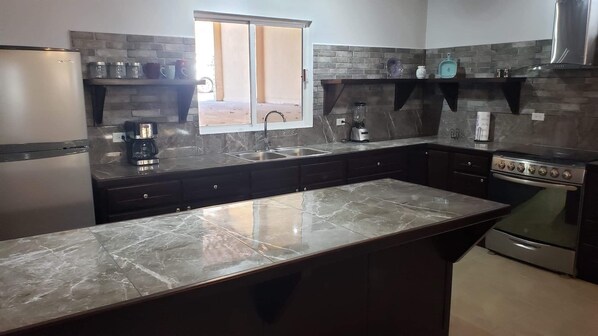 Réfrigérateur, four, plaque de cuisson, cafetière/bouilloire