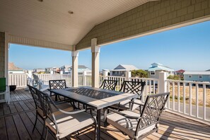 Outdoor dining - Lost Shaker of Salt: Family-friendly Home on Oak Island with Easy Beach Access (Oak Island)