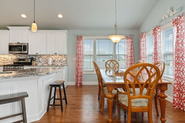 Dining - Lost Shaker of Salt: Family-friendly Home on Oak Island with Easy Beach Access (Oak Island)