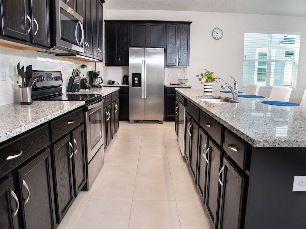 Réfrigérateur, micro-ondes, cafetière/bouilloire, grille-pain