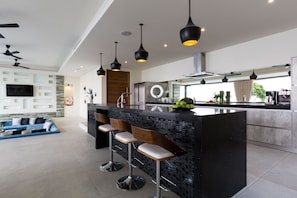 Villa de lujo | Cocina privada | Frigorífico grande, microondas, horno y placa de cocina